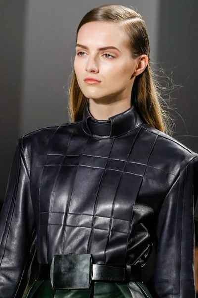 Look 16